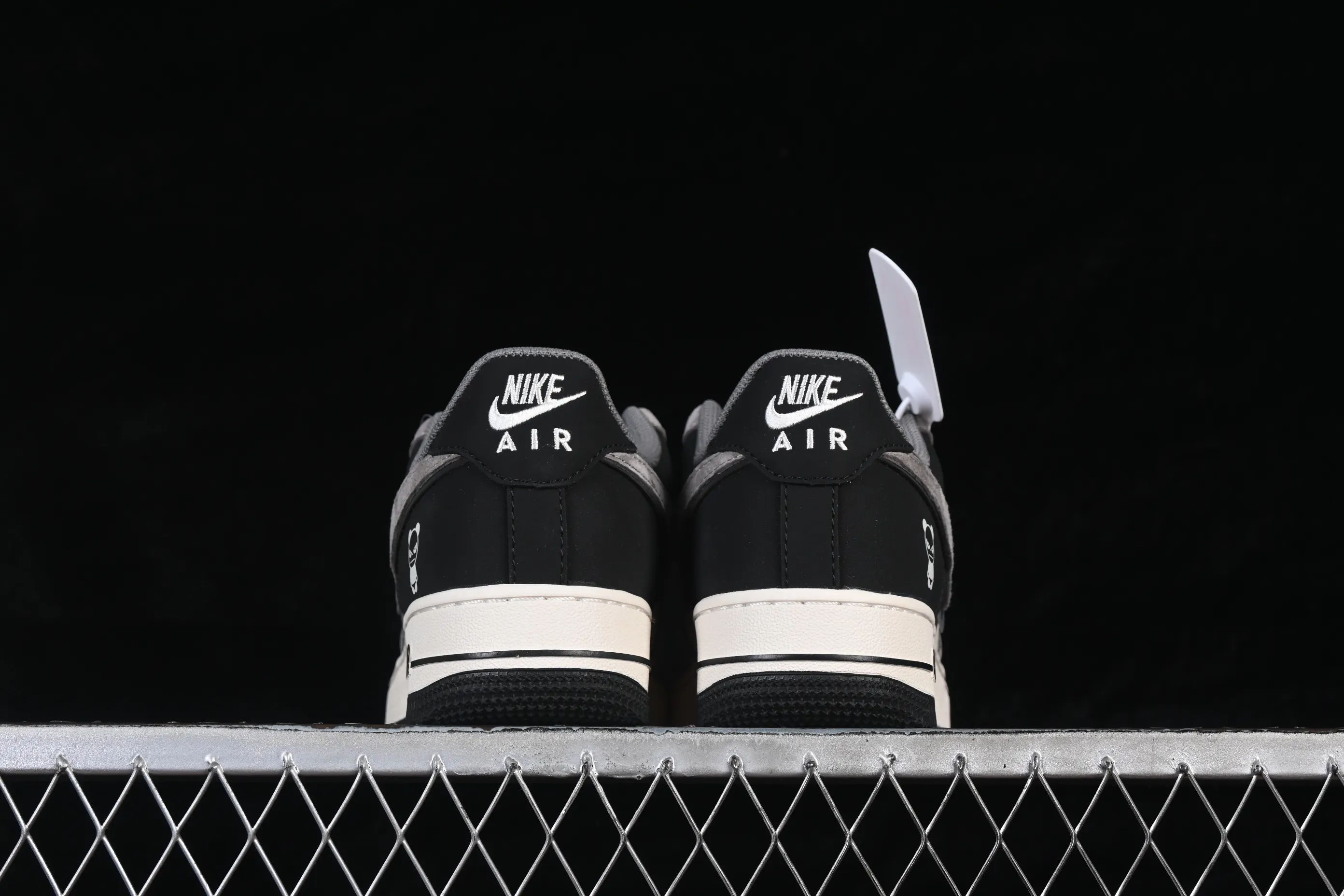 All categories Nk Air Force 1 Air Force series Nk Air Force 1 Low Air Force low-top Nike Air Force 1'07 Low Violent Bear joint black and gray stitching Air Force 1 low-top casual sneakers XD9314-611